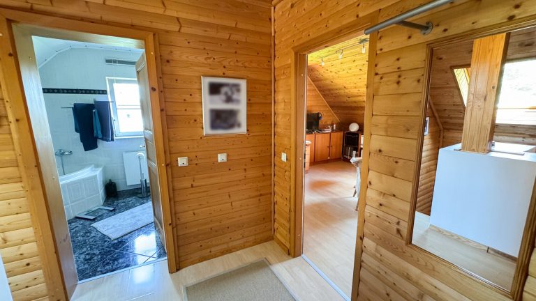 Immobilienangebot - Rennerod - Alle - *RESERVIERT* Ländliche Ruhe, stadtnah genießen. Schickes Blockhaus mit Garten in Feldrandlage!