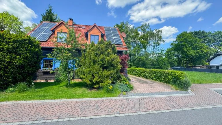 Immobilienangebot - Rennerod - Alle - *RESERVIERT* Ländliche Ruhe, stadtnah genießen. Schickes Blockhaus mit Garten in Feldrandlage!