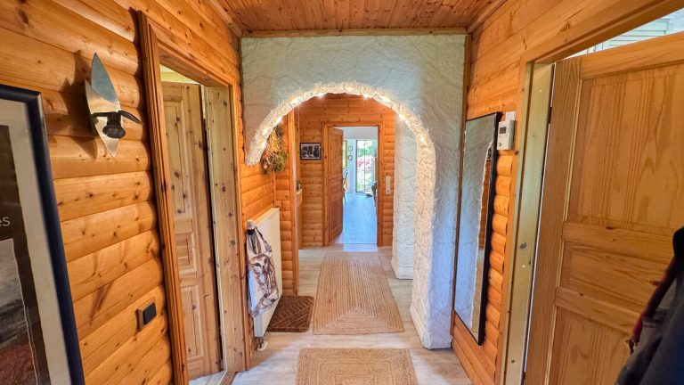 Immobilienangebot - Rennerod - Alle - *RESERVIERT* Ländliche Ruhe, stadtnah genießen. Schickes Blockhaus mit Garten in Feldrandlage!