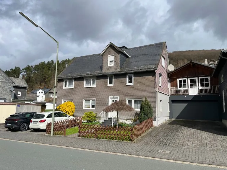 Immobilienangebot - Siegen / Eiserfeld - Alle - Großzügige 3-Zimmer Wohnung mit saniertem Badezimmer und Garten in Siegen-Eiserfeld!