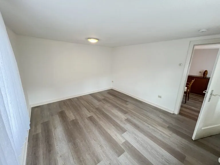 Immobilienangebot - Siegen / Eiserfeld - Alle - Großzügige 3-Zimmer Wohnung mit saniertem Badezimmer und Garten in Siegen-Eiserfeld!