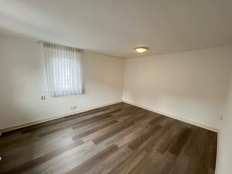 Immobilienangebot - Siegen / Eiserfeld - Alle - Großzügige 3-Zimmer Wohnung mit saniertem Badezimmer und Garten in Siegen-Eiserfeld!