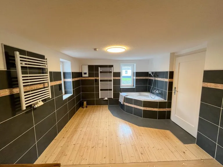 Immobilienangebot - Siegen / Eiserfeld - Alle - Großzügige 3-Zimmer Wohnung mit saniertem Badezimmer und Garten in Siegen-Eiserfeld!
