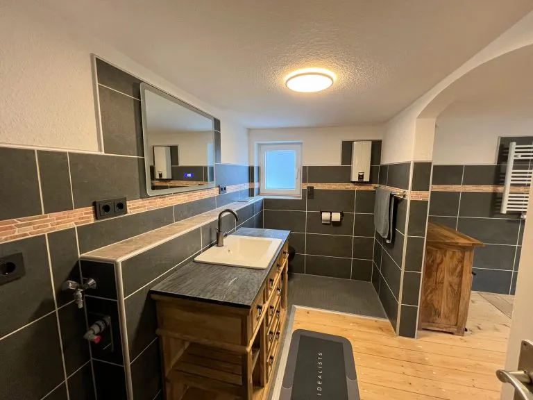 Immobilienangebot - Siegen / Eiserfeld - Alle - Großzügige 3-Zimmer Wohnung mit saniertem Badezimmer und Garten in Siegen-Eiserfeld!