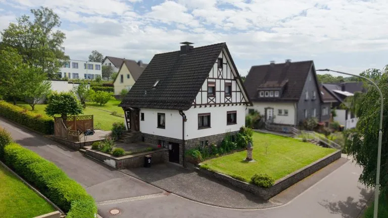 Immobilienangebot - Reichshof Denklingen - Alle - Ein Zuhause mit Herz: Charmantes Einfamilienhaus auf Traumgrundstück