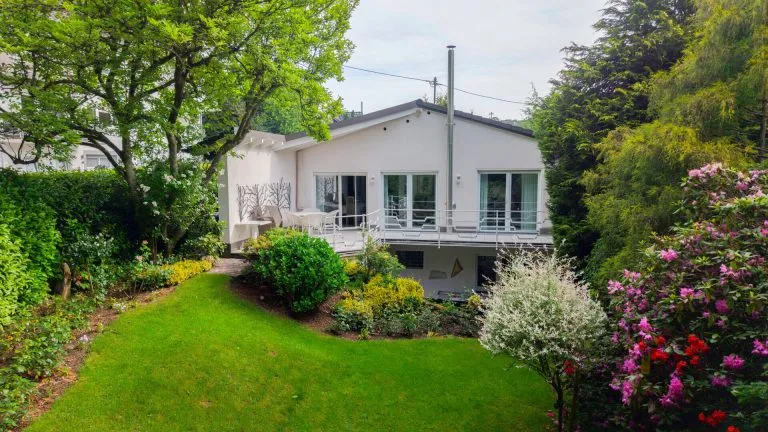 Immobilienangebot - Kirchen - Alle - Großzügiges Einfamilienhaus mit Einliegerwohnung und parkähnlichem Garten in Kirchen
