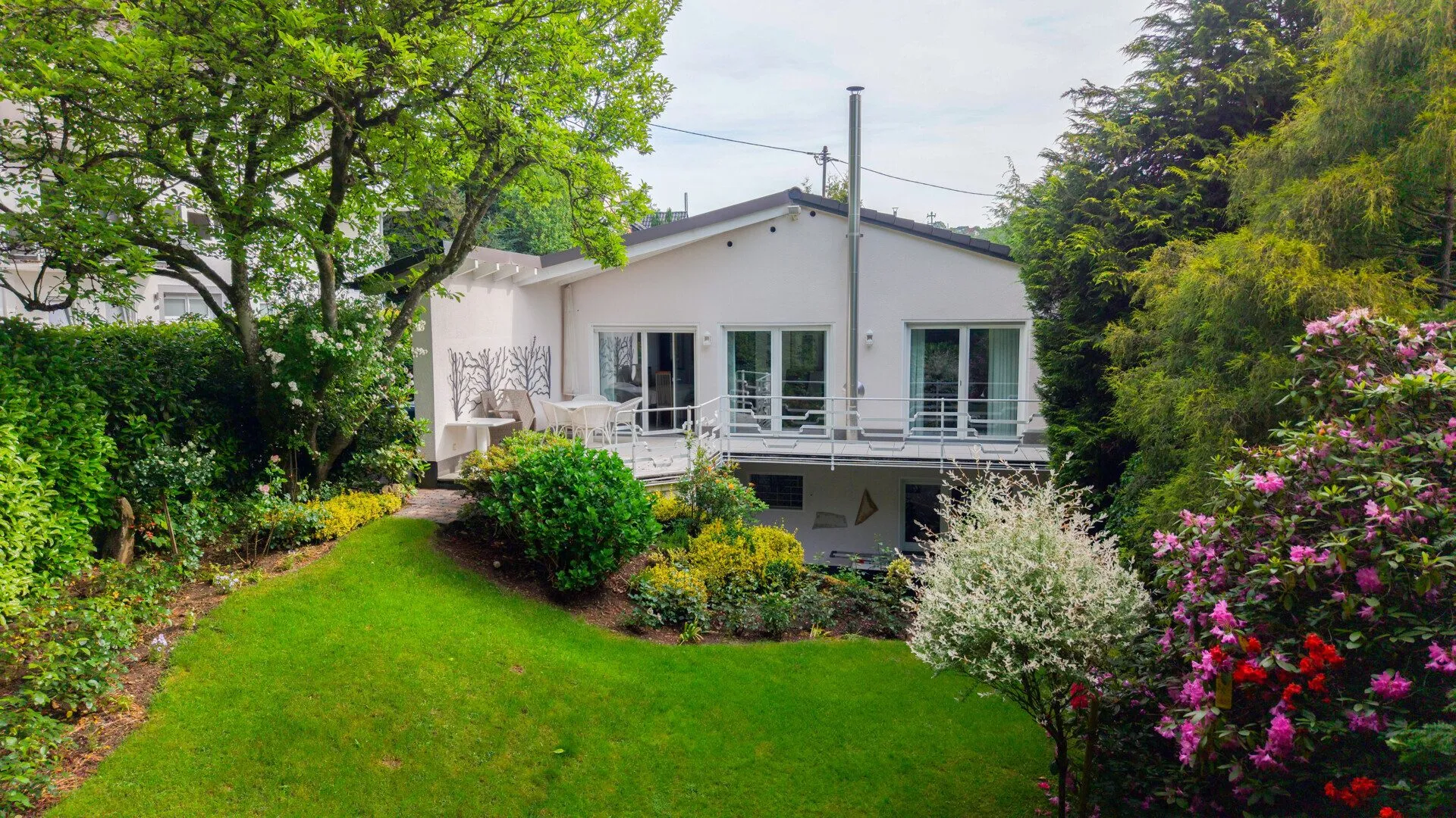 Immobilienangebot - Kirchen - Alle - Großzügiges Einfamilienhaus mit Einliegerwohnung und parkähnlichem Garten in Kirchen