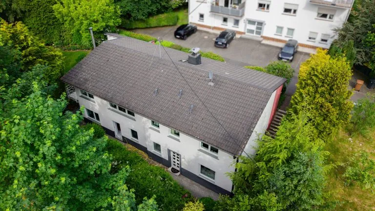 Immobilienangebot - Kirchen - Alle - Großzügiges Einfamilienhaus mit Einliegerwohnung und parkähnlichem Garten in Kirchen