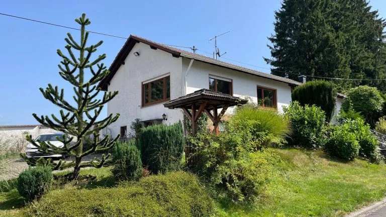 Immobilienangebot - Mammelzen - Alle - Geräumiger Bungalow mit großem Grundstück und Doppelgarage am Ortsrand von Altenkirchen!