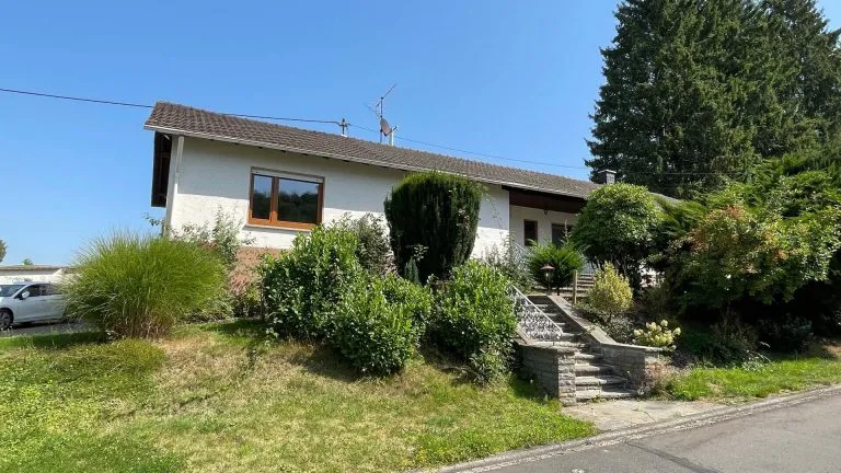 Immobilienangebot - Mammelzen - Alle - Geräumiger Bungalow mit großem Grundstück und Doppelgarage am Ortsrand von Altenkirchen!