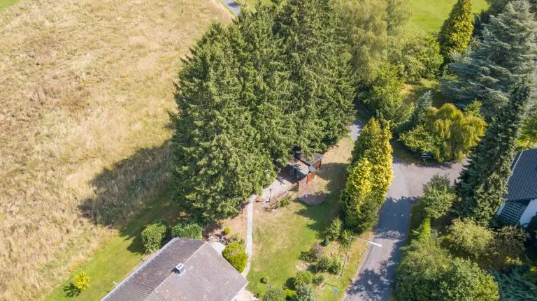 Immobilienangebot - Mammelzen - Alle - Geräumiger Bungalow mit großem Grundstück und Doppelgarage am Ortsrand von Altenkirchen!
