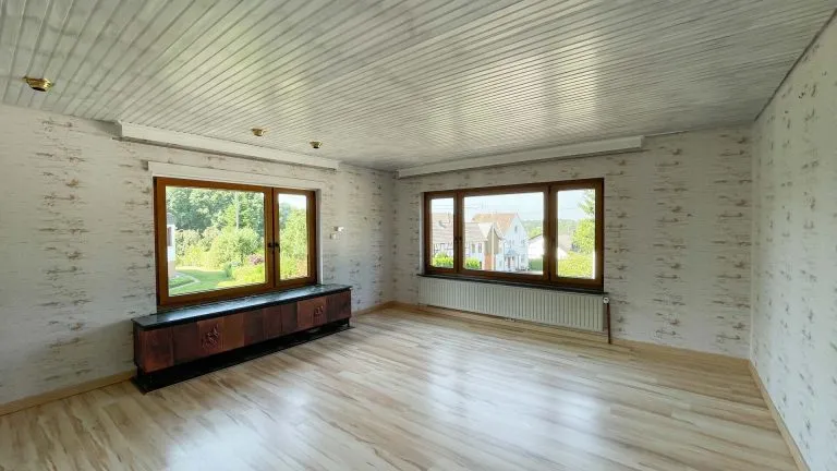 Immobilienangebot - Mammelzen - Alle - Geräumiger Bungalow mit großem Grundstück und Doppelgarage am Ortsrand von Altenkirchen!