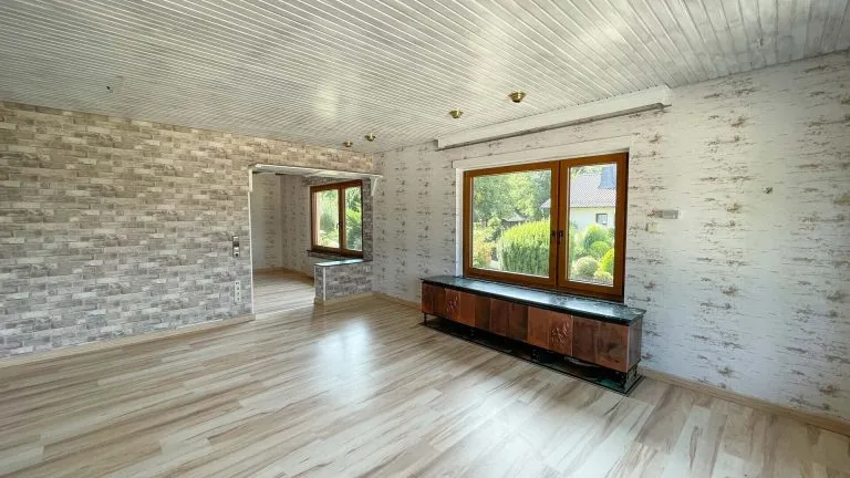 Immobilienangebot - Mammelzen - Alle - Geräumiger Bungalow mit großem Grundstück und Doppelgarage am Ortsrand von Altenkirchen!
