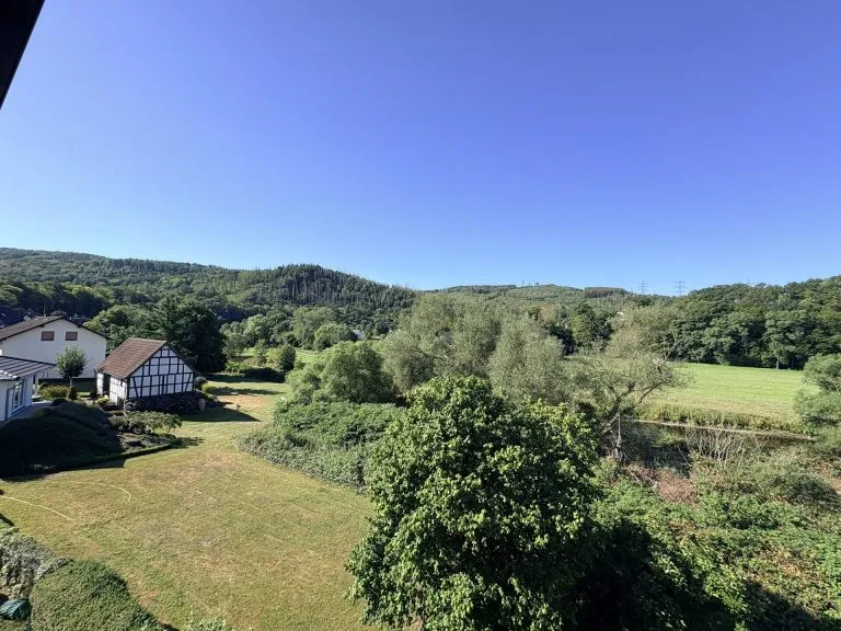 Immobilienangebot - Brachbach - Alle - ***RESERVIERT***
Großzügige Etagenwohnung mit Wintergarten und Sieg-Blick!