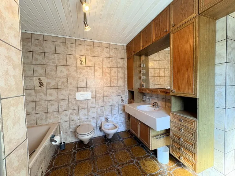 Immobilienangebot - Brachbach - Alle - ***RESERVIERT***
Großzügige Etagenwohnung mit Wintergarten und Sieg-Blick!
