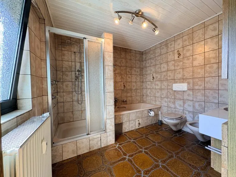 Immobilienangebot - Brachbach - Alle - ***RESERVIERT***
Großzügige Etagenwohnung mit Wintergarten und Sieg-Blick!