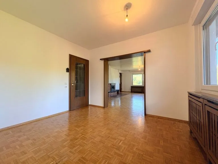 Immobilienangebot - Brachbach - Alle - ***RESERVIERT***
Großzügige Etagenwohnung mit Wintergarten und Sieg-Blick!