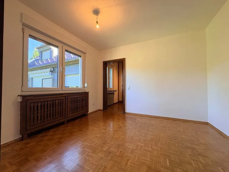 Immobilienangebot - Brachbach - Alle - ***RESERVIERT***
Großzügige Etagenwohnung mit Wintergarten und Sieg-Blick!