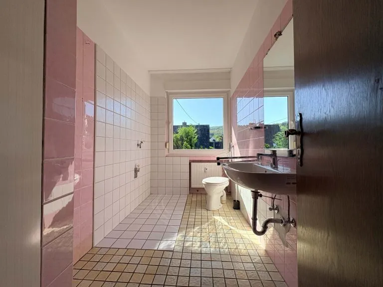 Immobilienangebot - Brachbach - Alle - ***RESERVIERT***
Großzügige Etagenwohnung mit Wintergarten und Sieg-Blick!