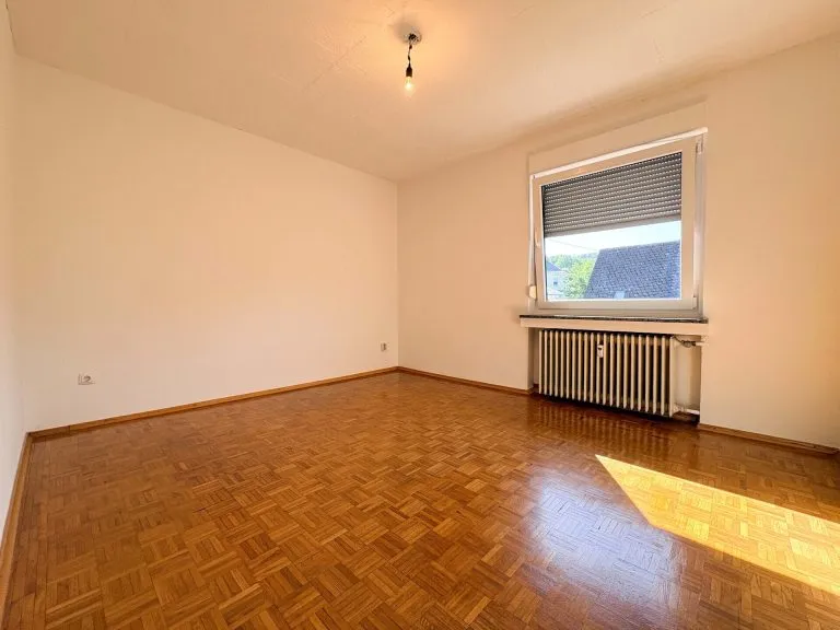 Immobilienangebot - Brachbach - Alle - ***RESERVIERT***
Großzügige Etagenwohnung mit Wintergarten und Sieg-Blick!