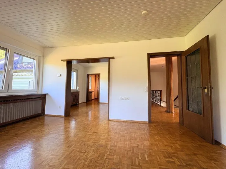 Immobilienangebot - Brachbach - Alle - ***RESERVIERT***
Großzügige Etagenwohnung mit Wintergarten und Sieg-Blick!