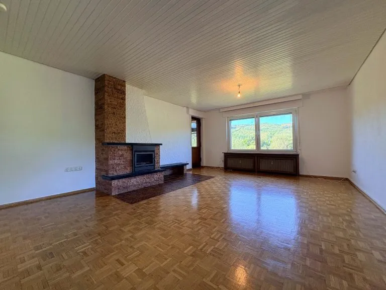Immobilienangebot - Brachbach - Alle - ***RESERVIERT***
Großzügige Etagenwohnung mit Wintergarten und Sieg-Blick!