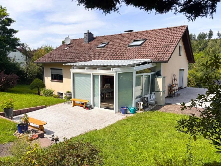 Immobilienangebot - Reichshof / Windfus - Alle - Gepflegtes Zweifamilienhaus mit viel Platz - in ruhiger Ortsrandlage von Reichshof!