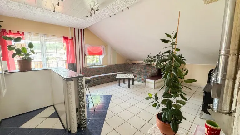 Immobilienangebot - Wallmerod - Alle - Stilvolles Einfamilienhaus mit ausgebautem Dachgeschoss, Garage & großem Garten in attraktiver Lage!