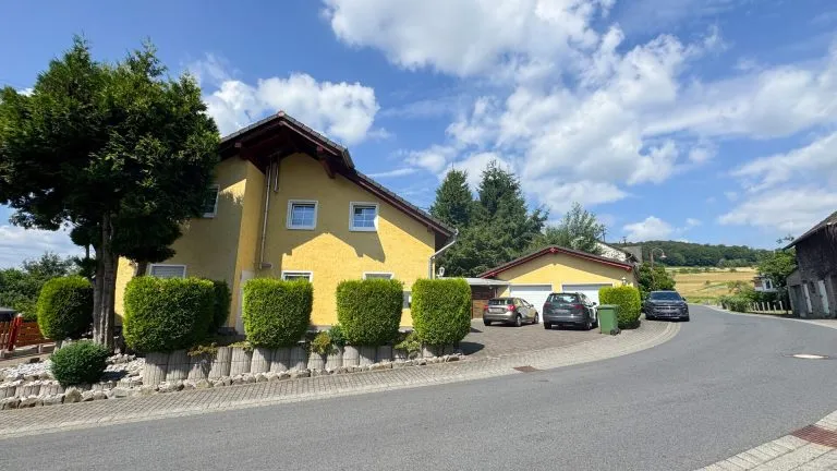 Immobilienangebot - Wallmerod - Alle - Stilvolles Einfamilienhaus mit ausgebautem Dachgeschoss, Garage & großem Garten in attraktiver Lage!