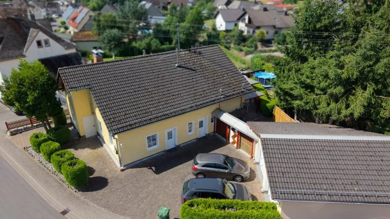 Immobilienangebot - Wallmerod - Alle - Stilvolles Einfamilienhaus mit ausgebautem Dachgeschoss, Garage & großem Garten in attraktiver Lage!