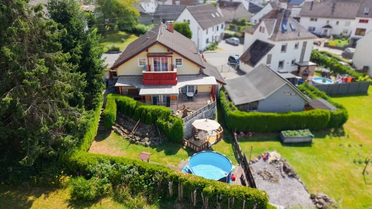 Immobilienangebot - Wallmerod - Alle - Stilvolles Einfamilienhaus mit ausgebautem Dachgeschoss, Garage & großem Garten in attraktiver Lage!