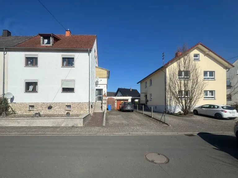 Immobilienangebot - Hadamar - Alle - *RESERVIERT* Solides Zweifamilienhaus mit Garten und Garage in Niederhadamar!