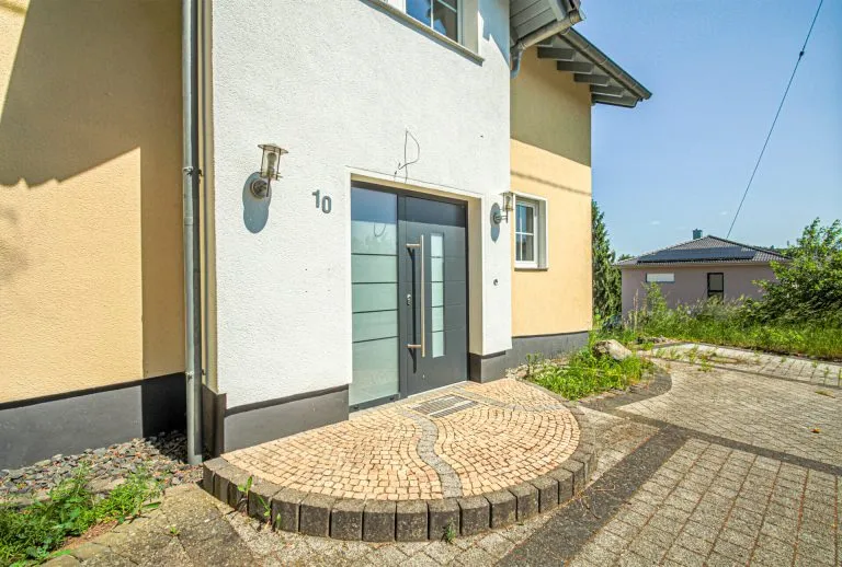 Immobilienangebot - Bürdenbach - Alle - Sofort bezugsfrei: Gepflegtes Einfamilienhaus mit ELW – nur 10 min. bis zur A3!