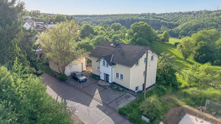 Immobilienangebot - Bürdenbach - Alle - Sofort bezugsfrei: Gepflegtes Einfamilienhaus mit ELW – nur 10 min. bis zur A3!