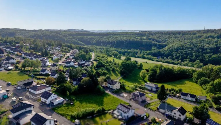 Immobilienangebot - Bürdenbach - Alle - Sofort bezugsfrei: Gepflegtes Einfamilienhaus mit ELW – nur 10 min. bis zur A3!