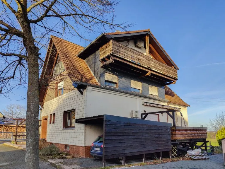 Immobilienangebot - Flammersfeld - Alle - ***Reduziert***Einfamilienhaus mit ELW, 2 Garagen und Fernblick zwischen Flammersfeld und Horhausen!