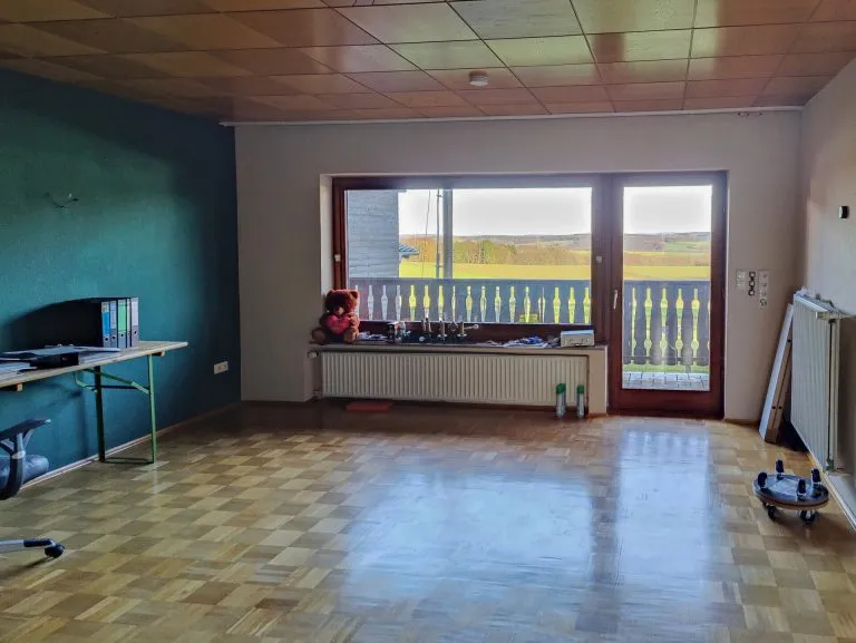 Immobilienangebot - Flammersfeld - Alle - ***Reduziert***Einfamilienhaus mit ELW, 2 Garagen und Fernblick zwischen Flammersfeld und Horhausen!