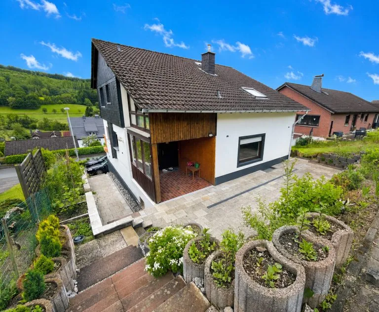 Immobilienangebot - Netphen / Grissenbach - Alle - Gepflegtes Einfamilienhaus mit viel Platz und schöner Terrasse in Netphen / Grissenbach!