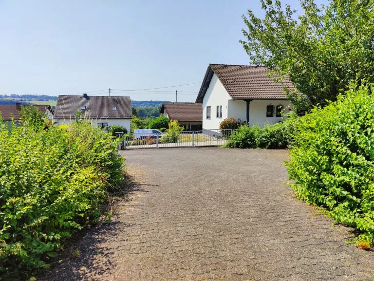 Immobilienangebot - Altenkirchen - Alle - ***Reserviert***Geräumiger Bungalow mit Pool, Doppelgarage und Photovoltaikanlage in Ortsrandlage von Altenkirchen!