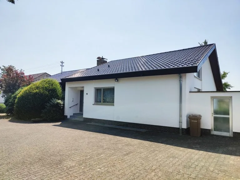 Immobilienangebot - Altenkirchen - Alle - ***Reserviert***Geräumiger Bungalow mit Pool, Doppelgarage und Photovoltaikanlage in Ortsrandlage von Altenkirchen!