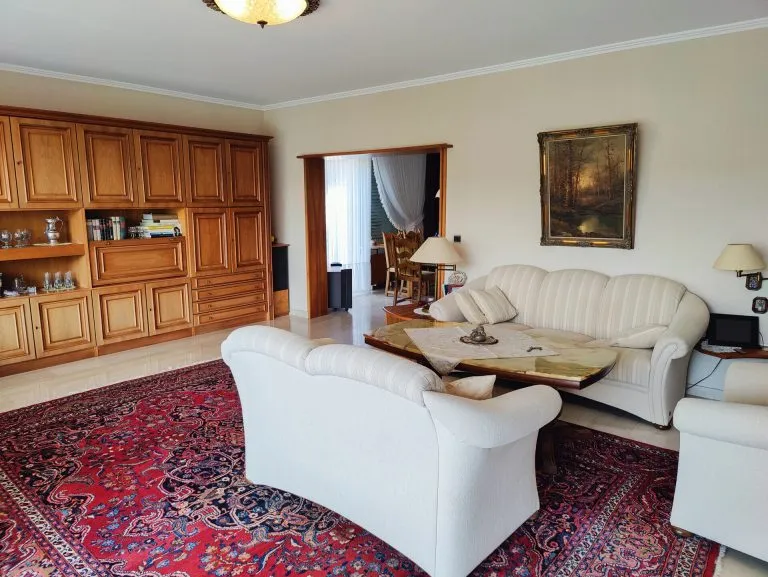 Immobilienangebot - Altenkirchen - Alle - ***Reserviert***Geräumiger Bungalow mit Pool, Doppelgarage und Photovoltaikanlage in Ortsrandlage von Altenkirchen!