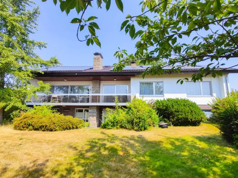 Immobilienangebot - Altenkirchen - Alle - ***Reserviert***Geräumiger Bungalow mit Pool, Doppelgarage und Photovoltaikanlage in Ortsrandlage von Altenkirchen!