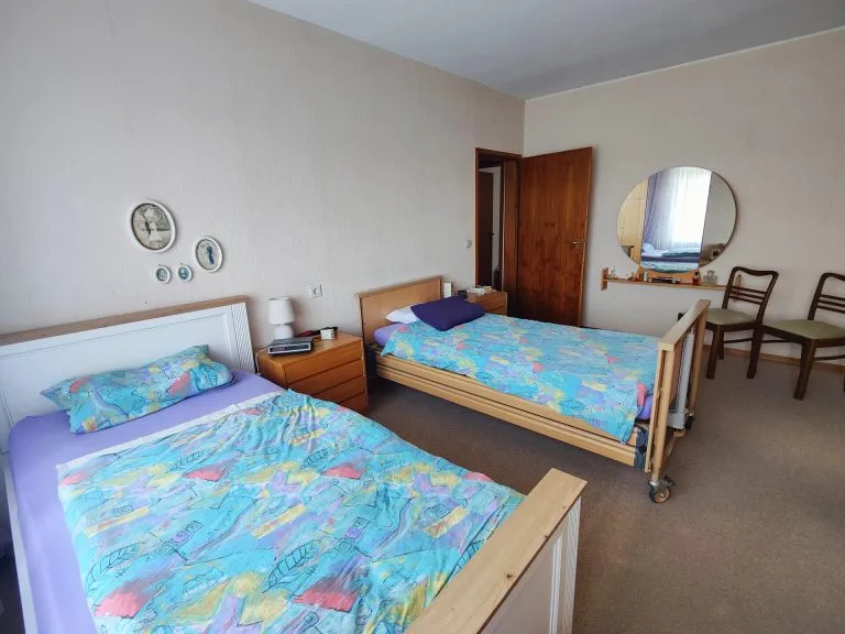 Immobilienangebot - Altenkirchen - Alle - ***Reserviert***Geräumiger Bungalow mit Pool, Doppelgarage und Photovoltaikanlage in Ortsrandlage von Altenkirchen!