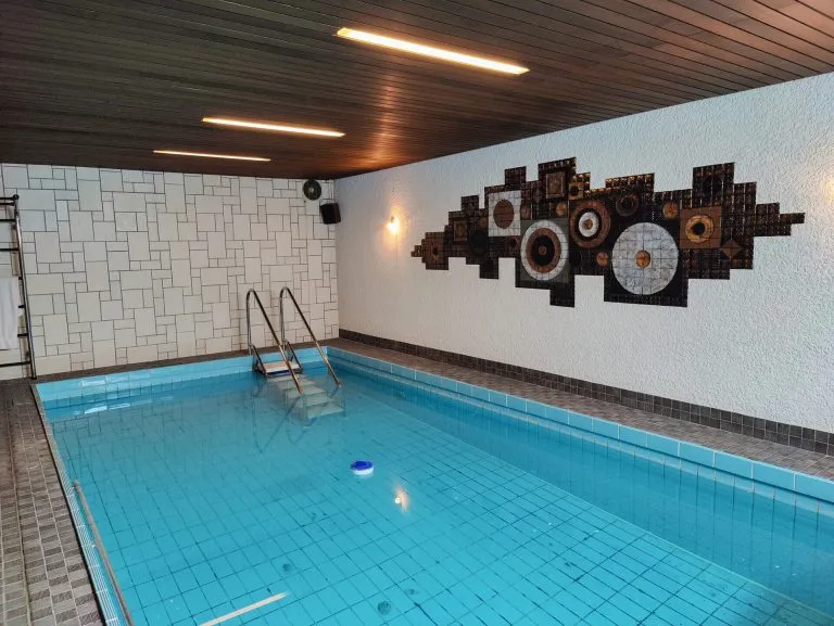 Immobilienangebot - Altenkirchen - Alle - ***Reserviert***Geräumiger Bungalow mit Pool, Doppelgarage und Photovoltaikanlage in Ortsrandlage von Altenkirchen!