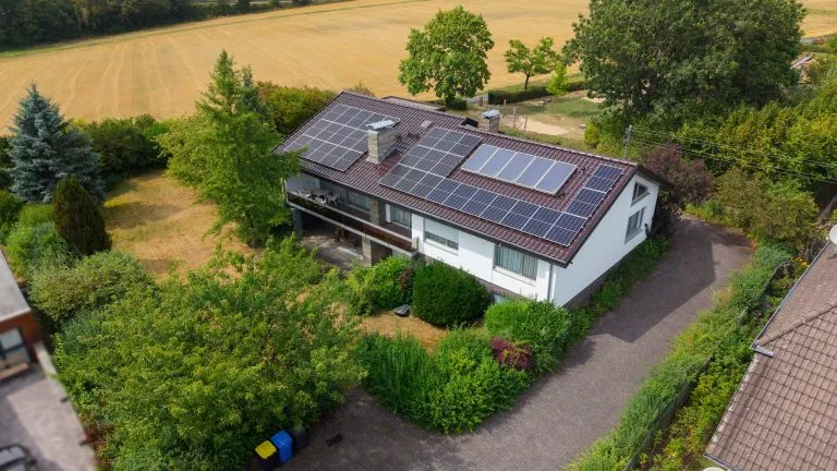 Immobilienangebot - Altenkirchen - Alle - ***Reserviert***Geräumiger Bungalow mit Pool, Doppelgarage und Photovoltaikanlage in Ortsrandlage von Altenkirchen!