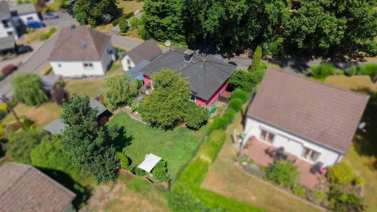 Immobilienangebot - Altenkirchen VG - Alle - Gepflegtes Einfamilienhaus mit Garage und liebevoll angelegtem Garten!