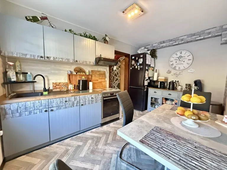 Immobilienangebot - Herdorf - Alle - Wohlfühlen in zentraler Lage - gepflegte Doppelhaushälfte mit Garten und Terrasse!