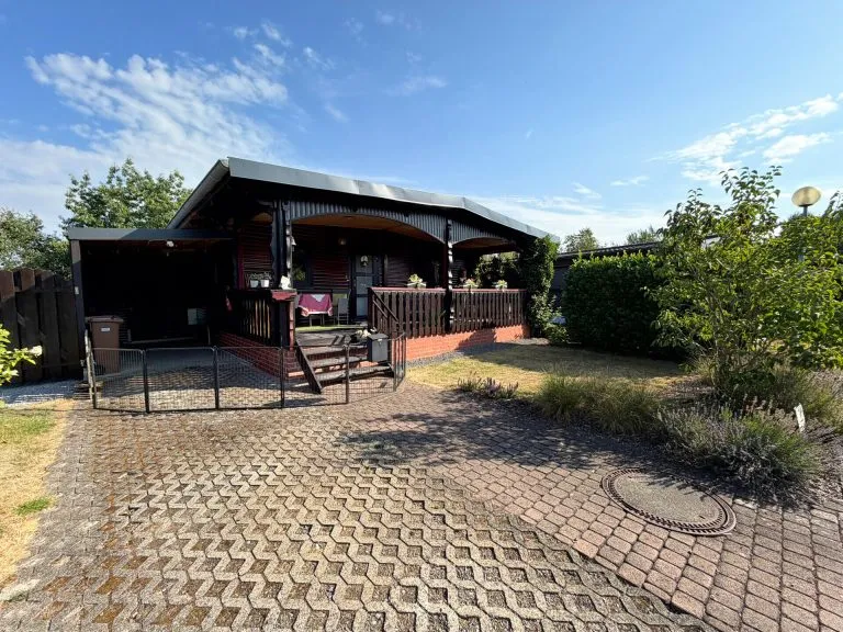 Immobilienangebot - Mobilheimpark Mittelhof - Alle - Gepflegtes Ferienhaus mit Carport und Veranda - Erstwohnsitz möglich!