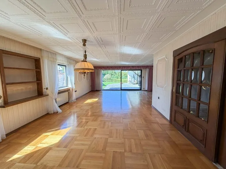 Immobilienangebot - Bitzen - Alle - Renovierungsbedürftiger Bungalow mit Sauna & Schwimmbad - nahe Hamm (Sieg)!