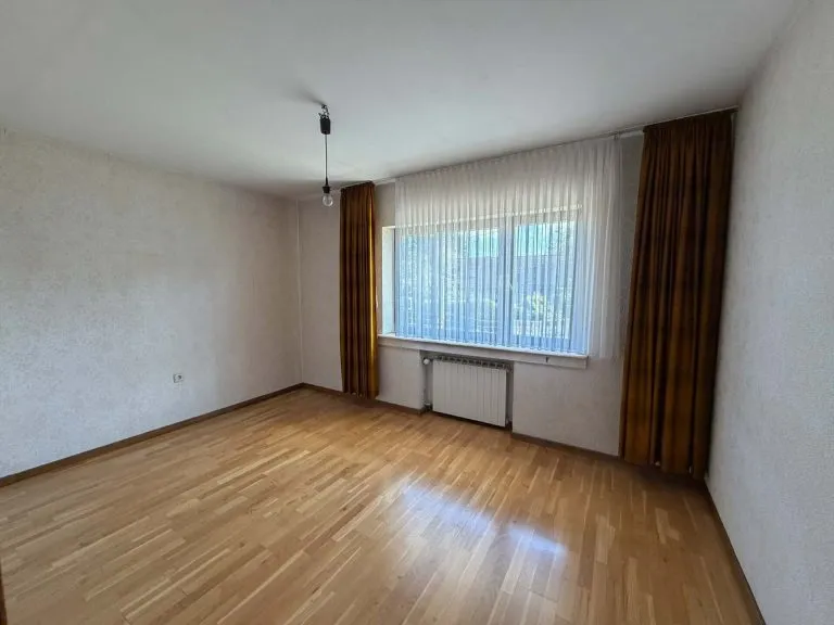 Immobilienangebot - Bitzen - Alle - Renovierungsbedürftiger Bungalow mit Sauna & Schwimmbad - nahe Hamm (Sieg)!